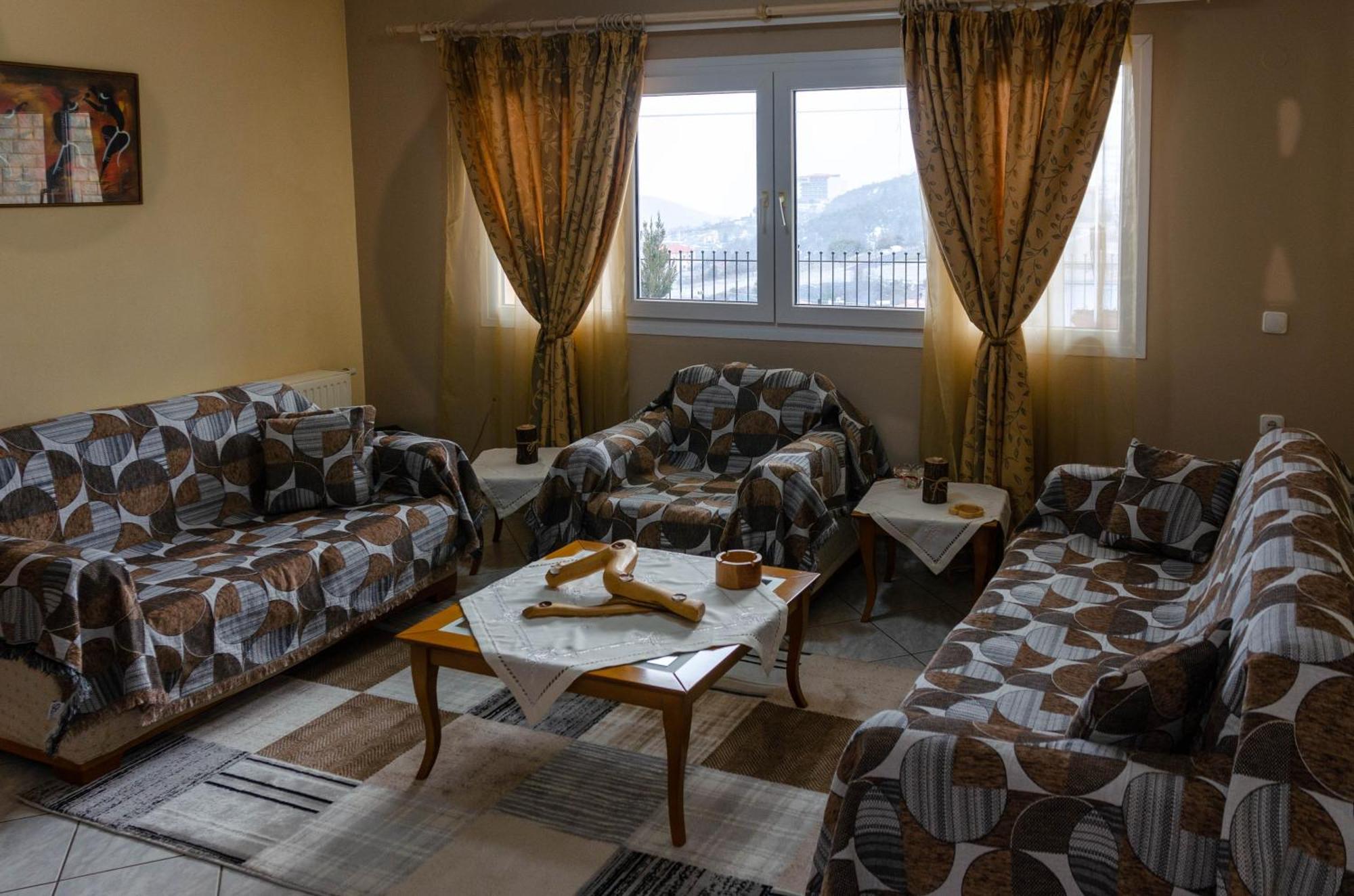 Dimitri'S Mountain House Apartment Karpenisi Bagian luar foto